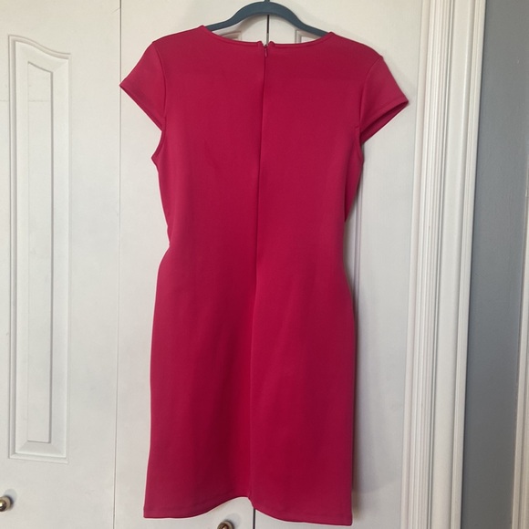 Amazing work dress in vibrant fuchsia, and belt accent - Picture 5 of 5